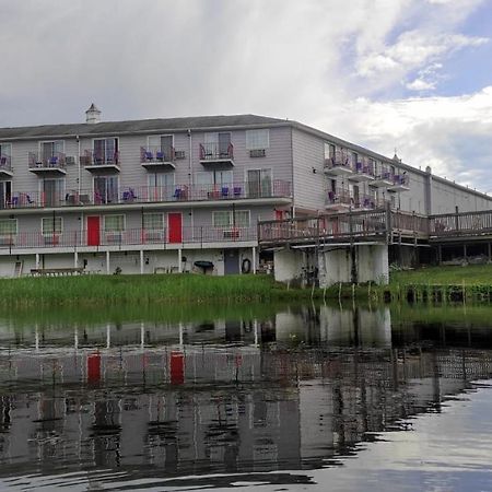 Super 8 By Wyndham Sturbridge Hotell Exteriör bild