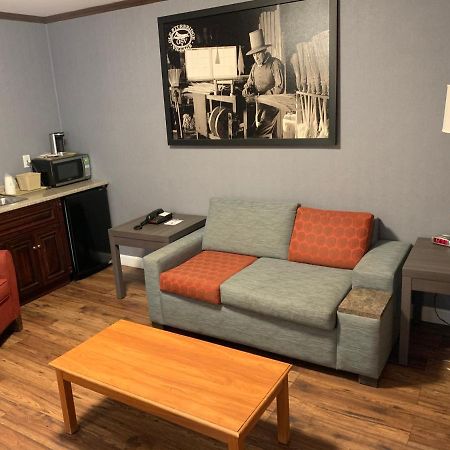 Super 8 By Wyndham Sturbridge Hotell Exteriör bild