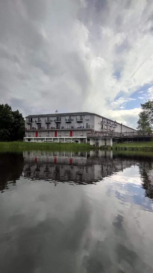 Super 8 By Wyndham Sturbridge Hotell Exteriör bild