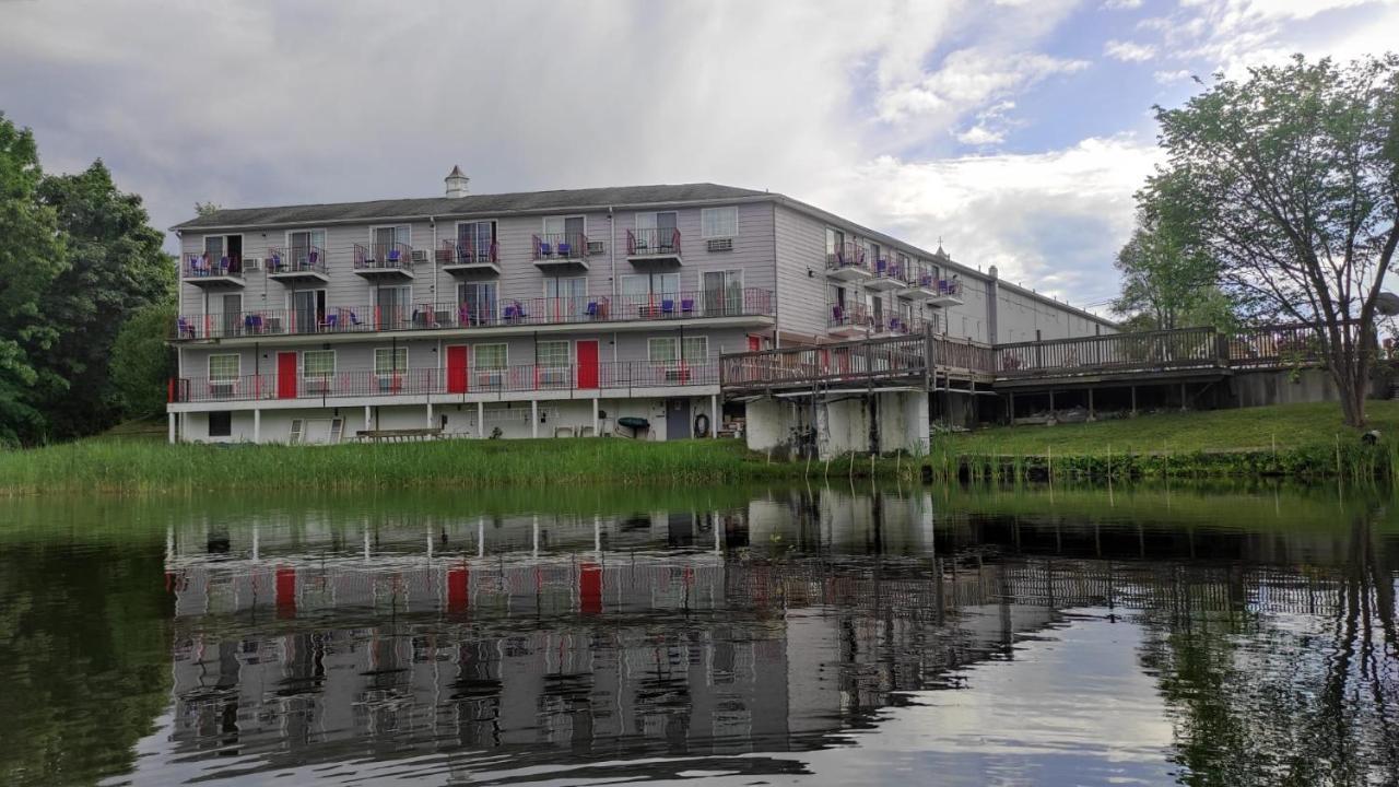 Super 8 By Wyndham Sturbridge Hotell Exteriör bild