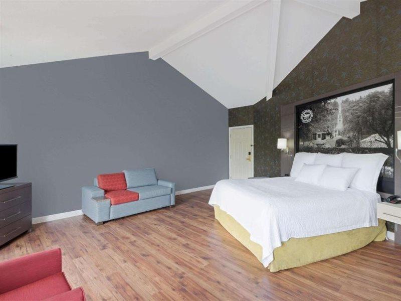 Super 8 By Wyndham Sturbridge Hotell Exteriör bild