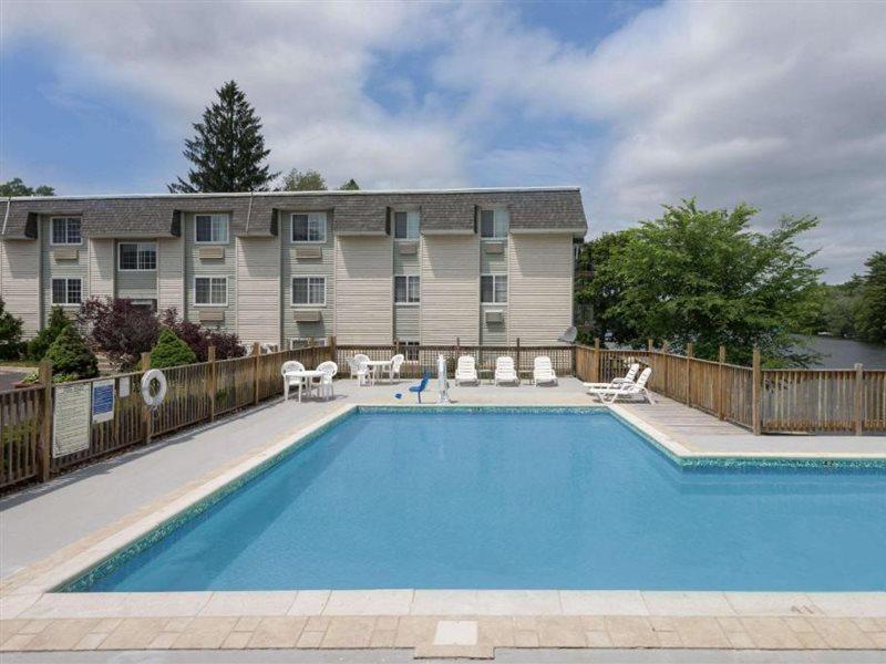 Super 8 By Wyndham Sturbridge Hotell Exteriör bild