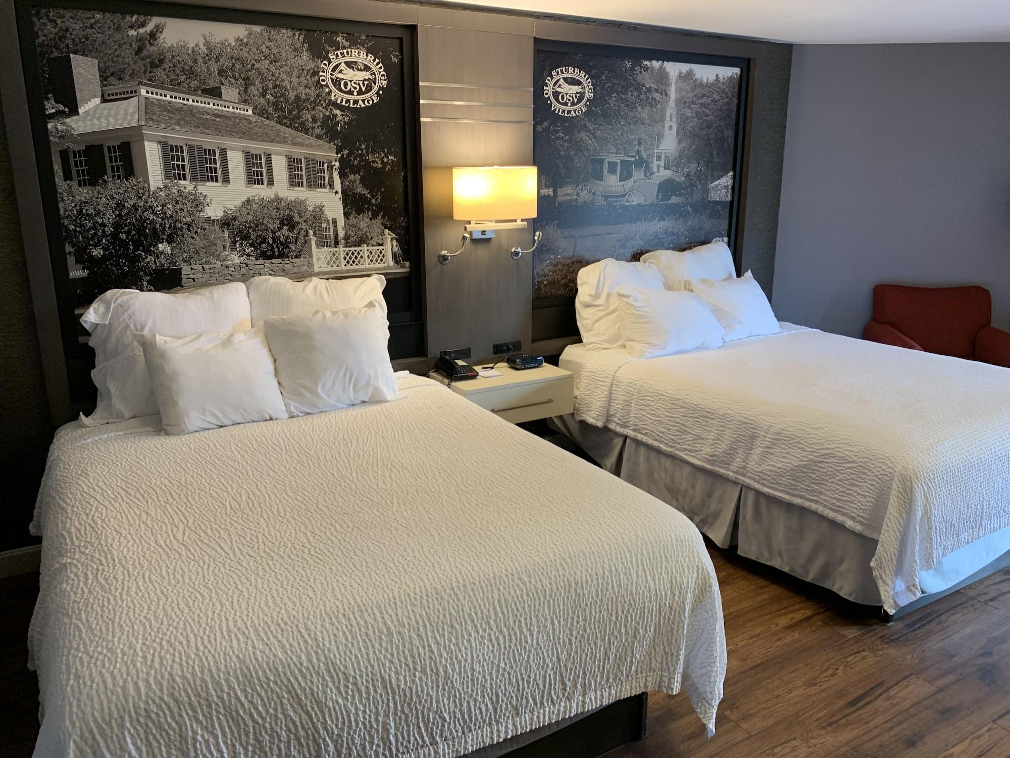 Super 8 By Wyndham Sturbridge Hotell Exteriör bild