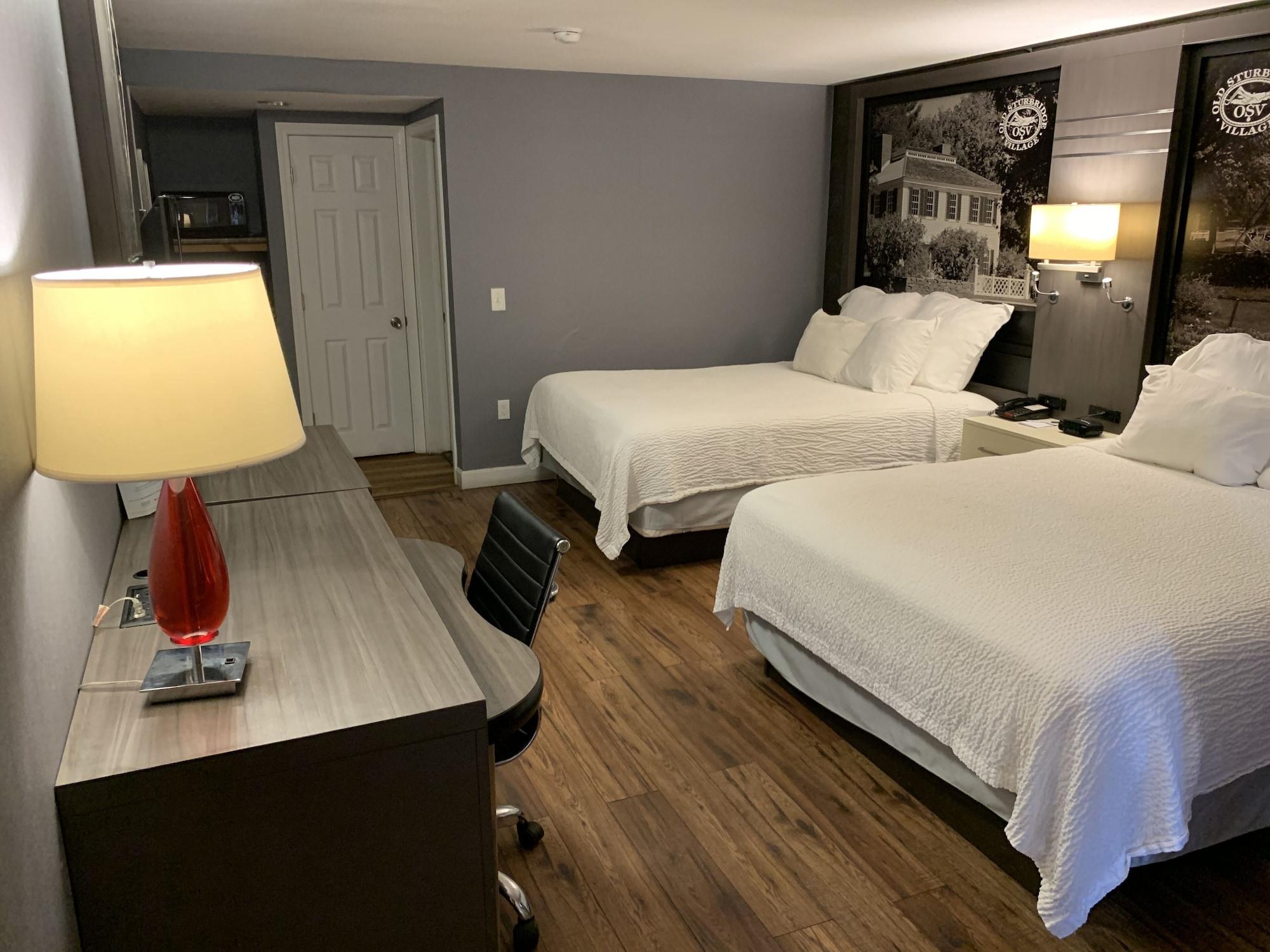 Super 8 By Wyndham Sturbridge Hotell Exteriör bild