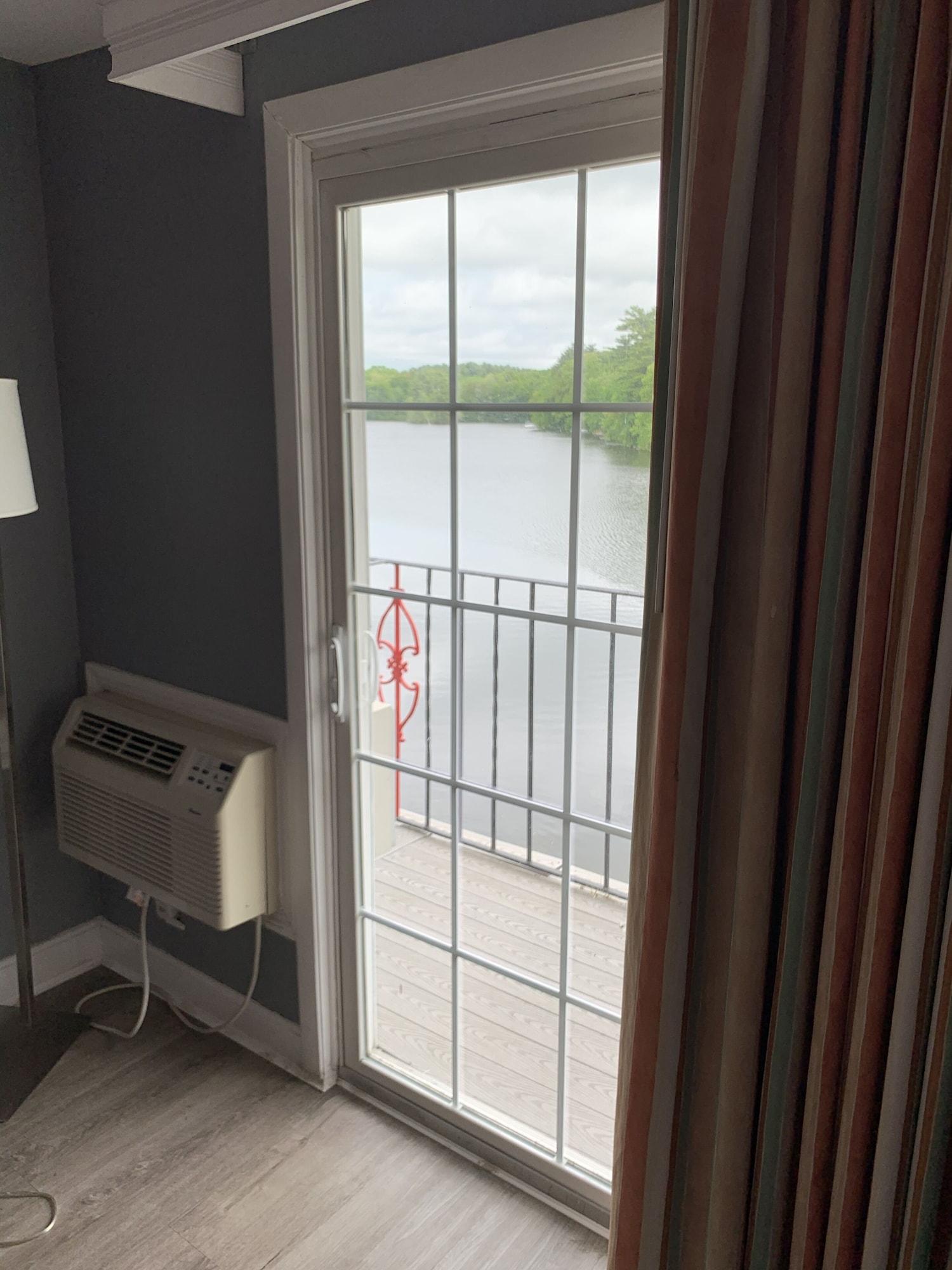 Super 8 By Wyndham Sturbridge Hotell Exteriör bild