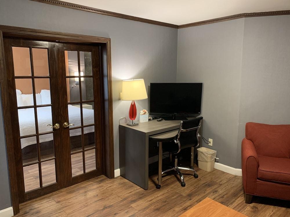 Super 8 By Wyndham Sturbridge Hotell Exteriör bild