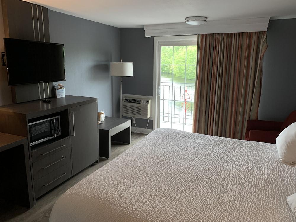 Super 8 By Wyndham Sturbridge Hotell Exteriör bild