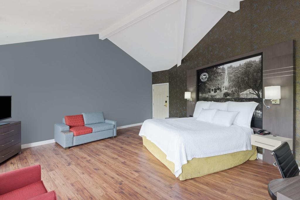 Super 8 By Wyndham Sturbridge Hotell Exteriör bild