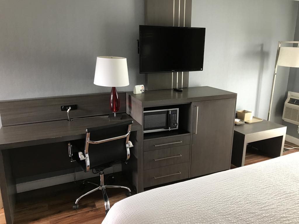 Super 8 By Wyndham Sturbridge Hotell Exteriör bild