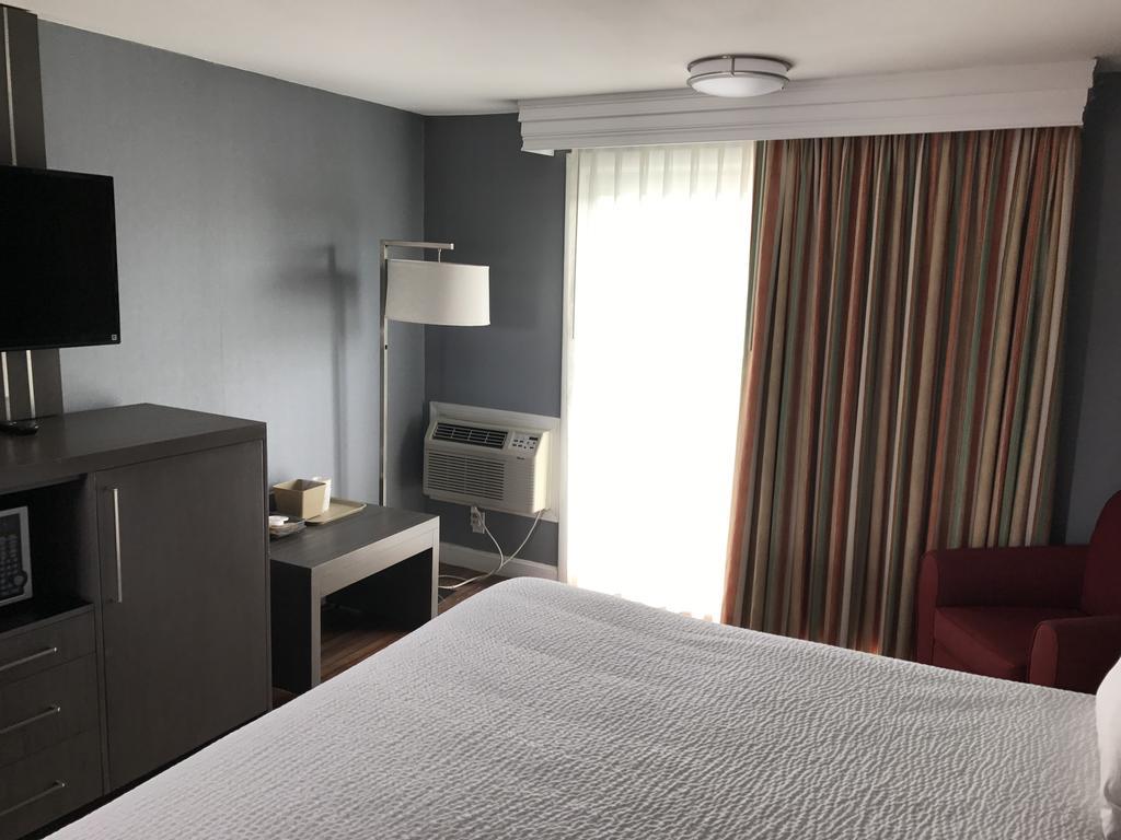 Super 8 By Wyndham Sturbridge Hotell Exteriör bild