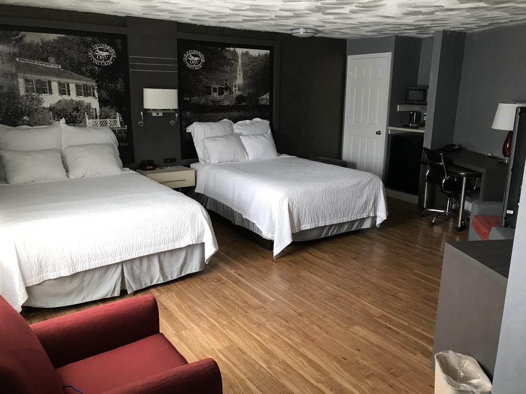 Super 8 By Wyndham Sturbridge Hotell Exteriör bild