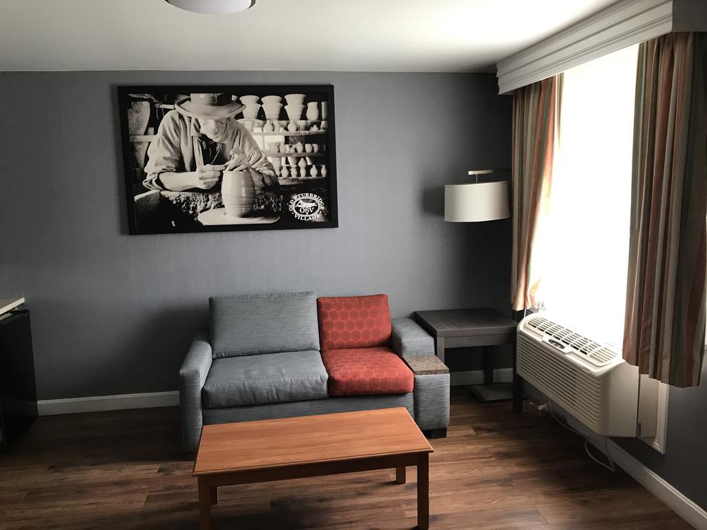 Super 8 By Wyndham Sturbridge Hotell Exteriör bild
