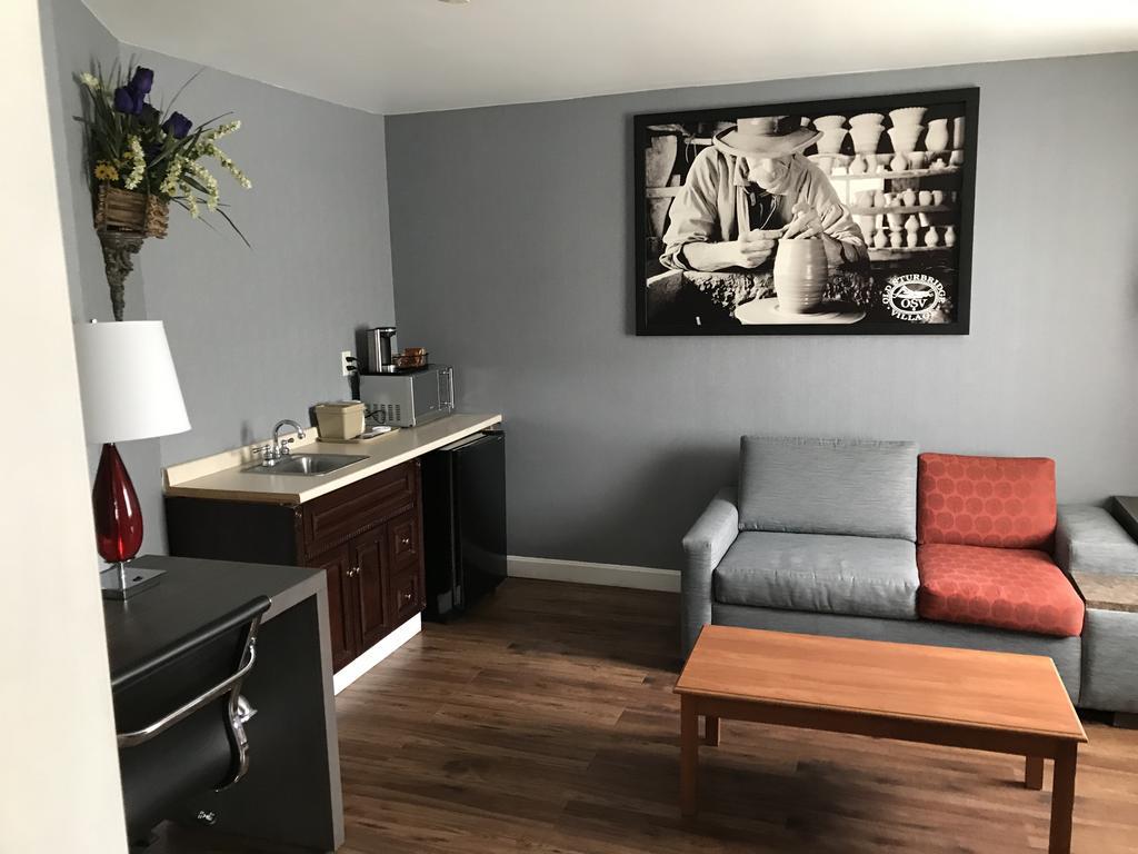 Super 8 By Wyndham Sturbridge Hotell Exteriör bild
