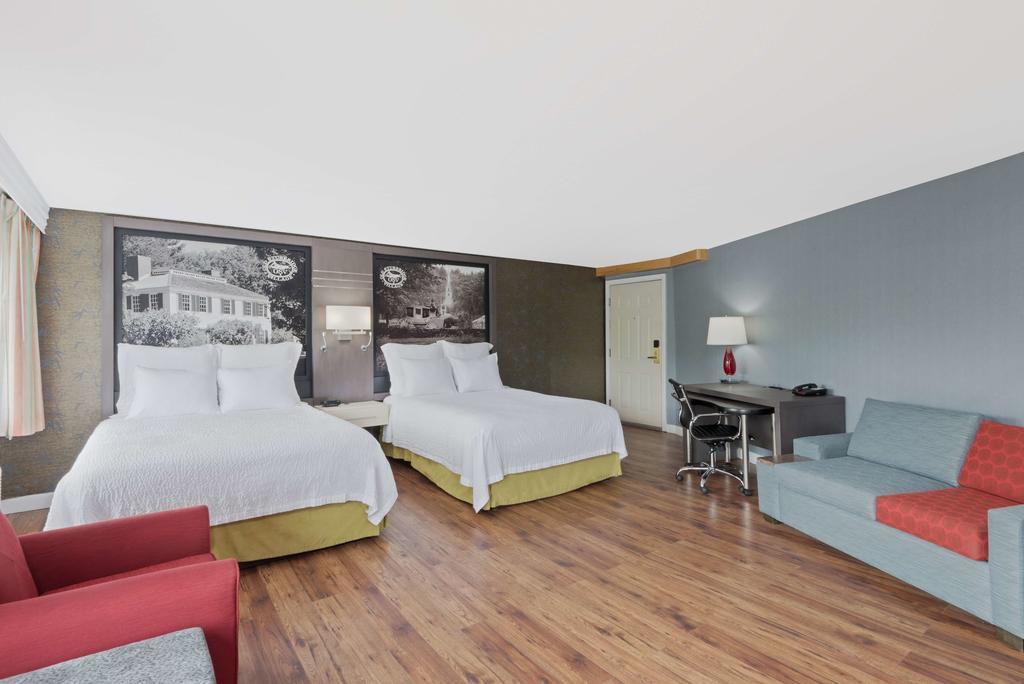 Super 8 By Wyndham Sturbridge Hotell Exteriör bild