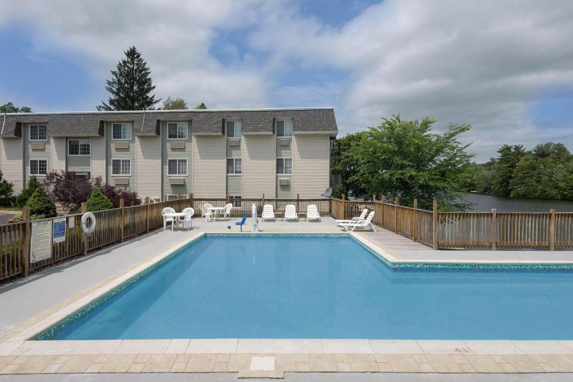 Super 8 By Wyndham Sturbridge Hotell Exteriör bild