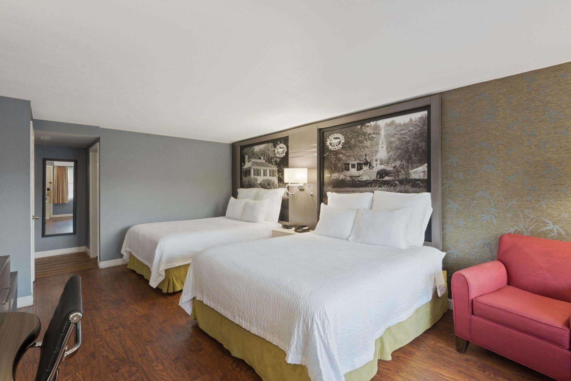 Super 8 By Wyndham Sturbridge Hotell Exteriör bild