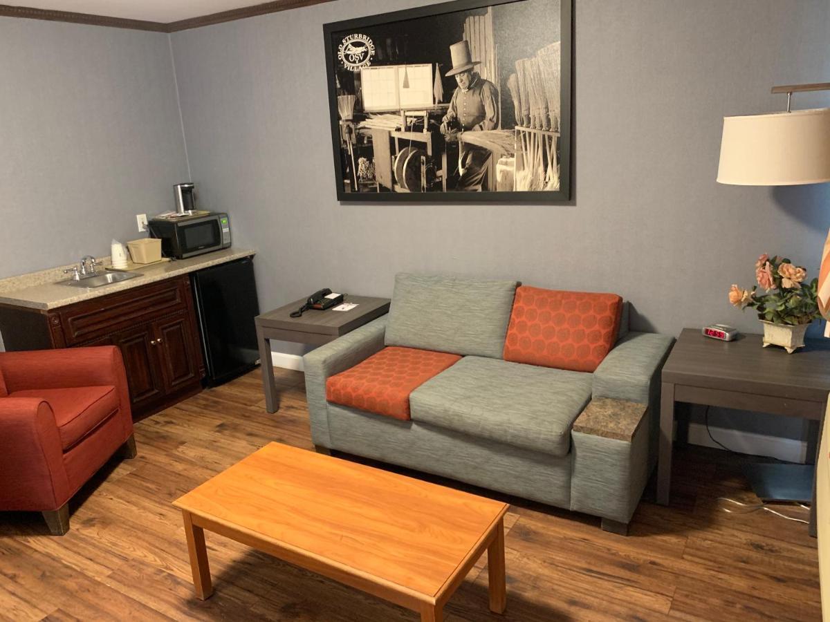 Super 8 By Wyndham Sturbridge Hotell Exteriör bild