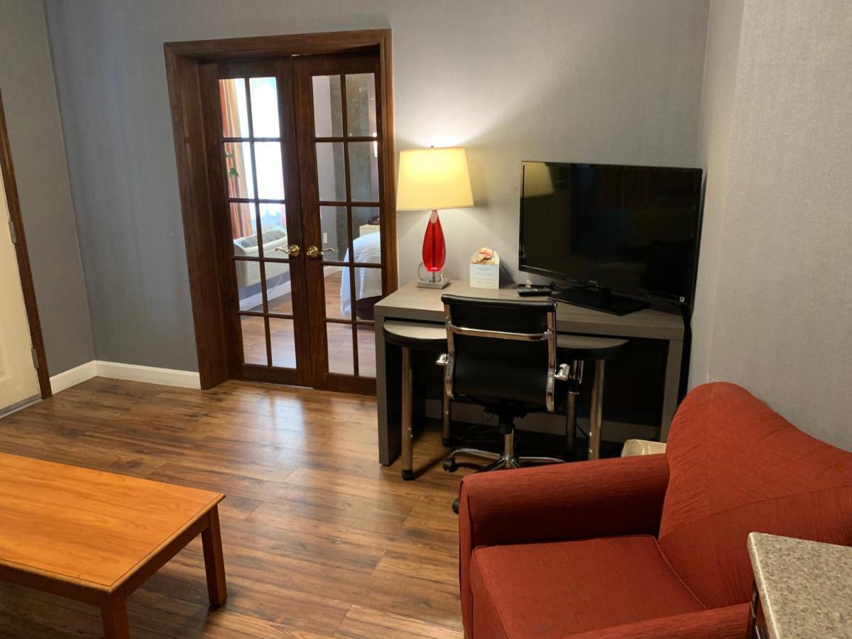 Super 8 By Wyndham Sturbridge Hotell Exteriör bild
