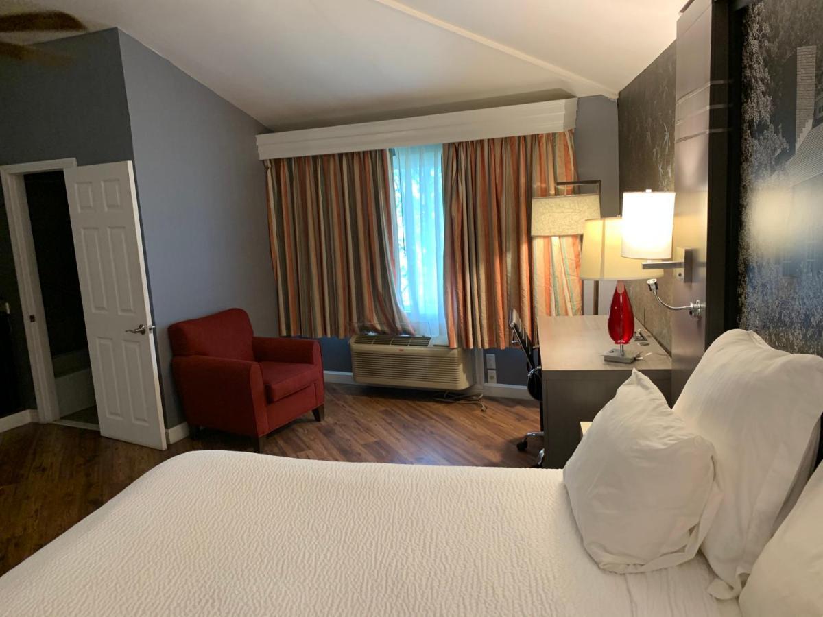Super 8 By Wyndham Sturbridge Hotell Exteriör bild